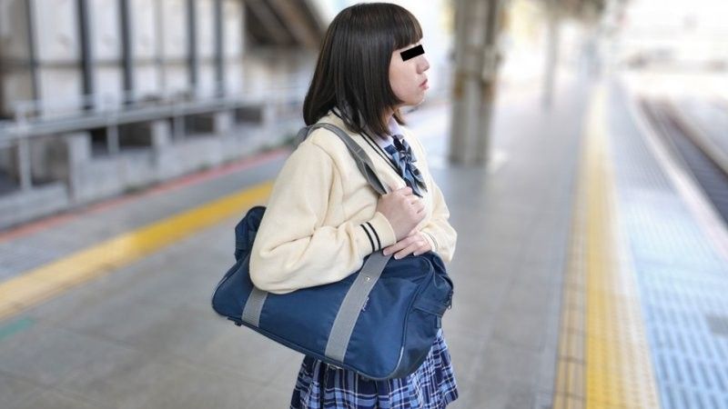 被盯上正当食的制服女孩 山中しおり 10musume_030125_01