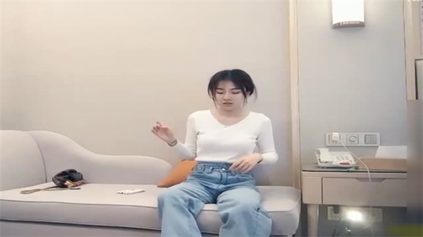 牛仔裤紧身衣小姐姐气质柔柔高挑大长腿看了就有狠狠蹂躏的欲望